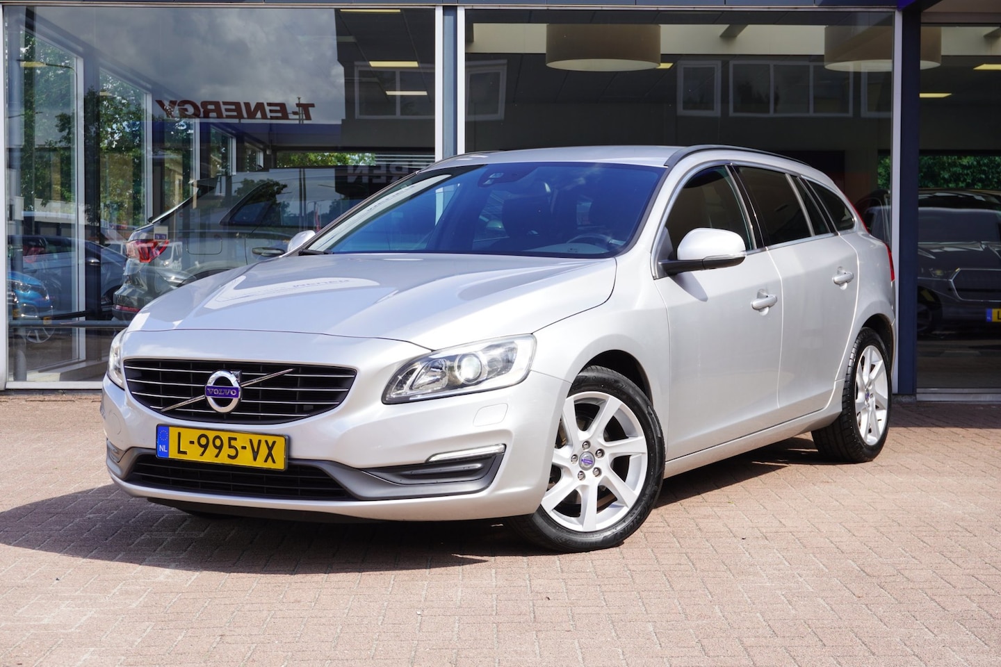 Volvo V60 - 1.6 T3 R-Design Automaat | Airco | Navigatie | Elek. pakket | LM velgen | Inruil mogelijk - AutoWereld.nl