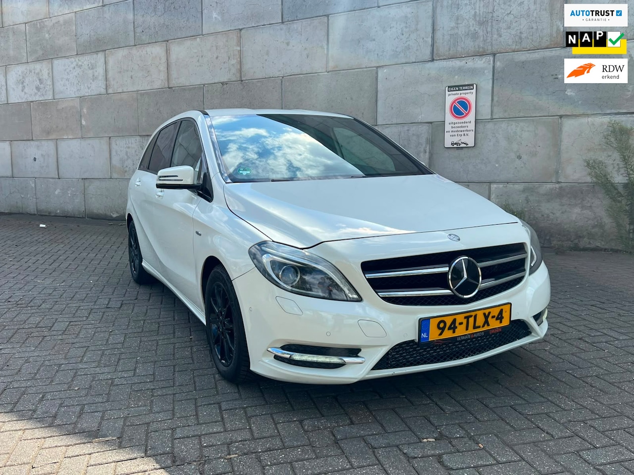 Mercedes-Benz B-klasse - 180 Ambition AUTOMAAT LEER LED LICHTEN - AutoWereld.nl
