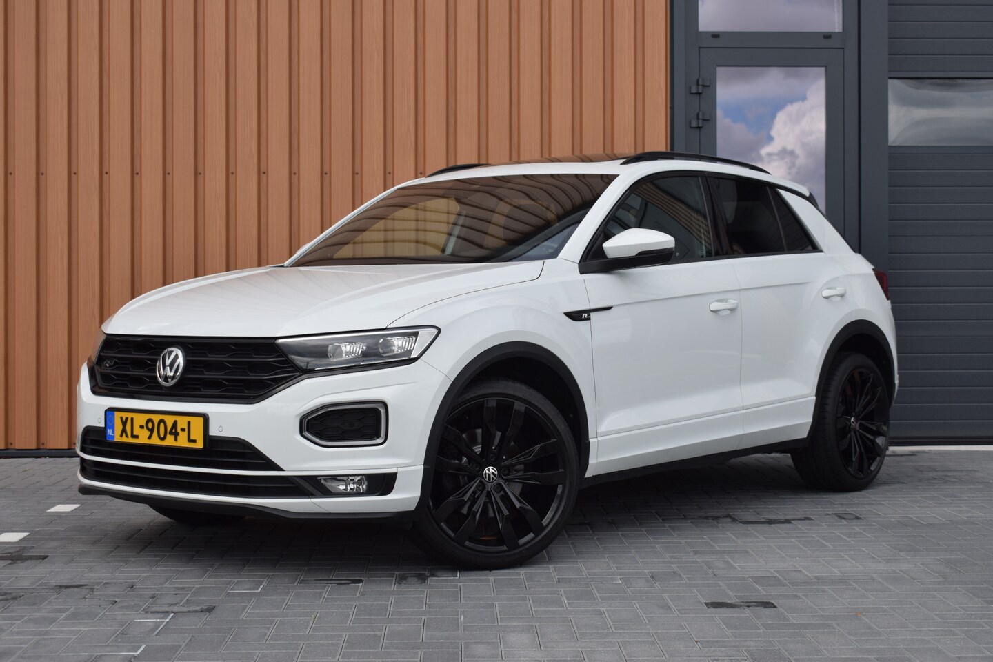 Volkswagen T-Roc - 1.5 TSI 150pk DSG R-line Black style Pano | Trekhaak | Beats | 19" - AutoWereld.nl
