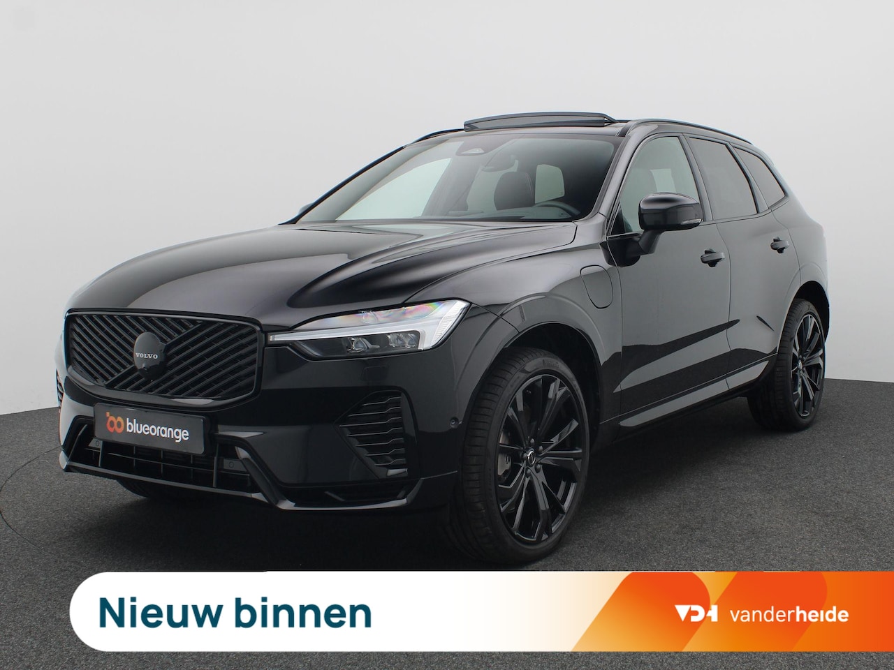 Volvo XC60 - 2.0 T6 Plug-in hybrid AWD Plus Black Edition 350PK Panoramadak, Trekhaak, Luchtvering, 21" - AutoWereld.nl