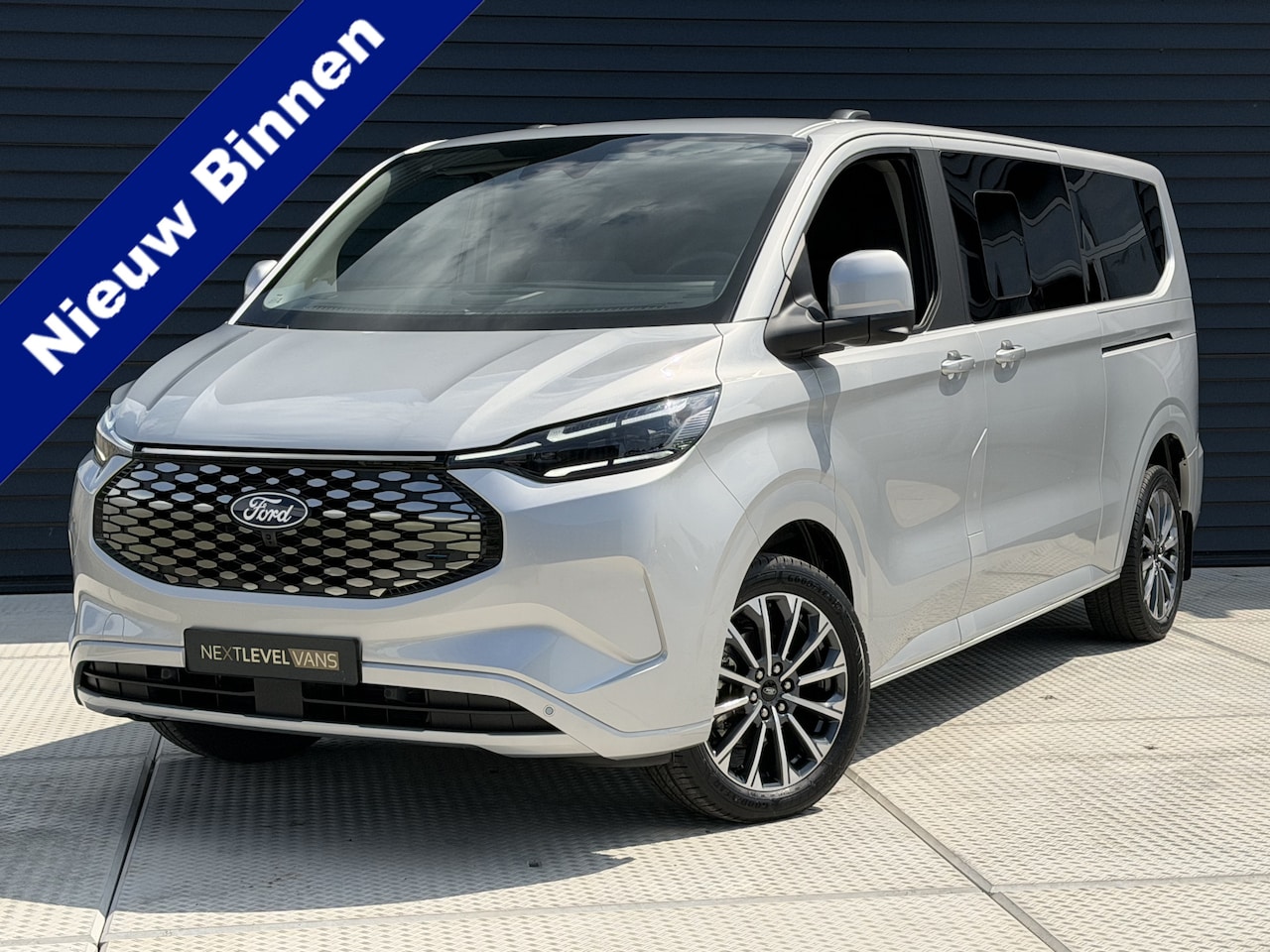 Ford Transit Custom Tourneo - E 340 L2H1 Titanium 65 kWh | 360 Camera | Leder | 8 -persoons | prijs ex BTW - AutoWereld.nl