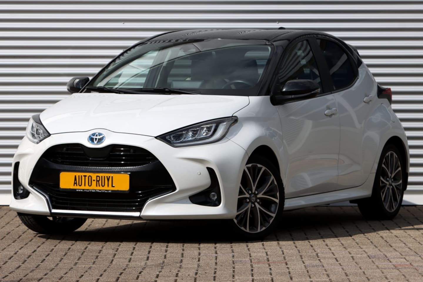 Toyota Yaris - 1.5 Hybrid Executive Leer / Bi-Tone / HuD - AutoWereld.nl