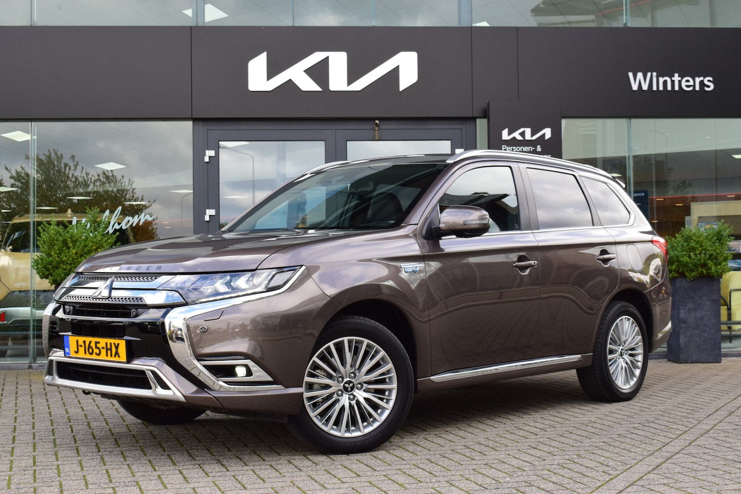 Mitsubishi Outlander - 2.4 PHEV Instyle Schuifdak | Trekhaak | 360° Camera | Stoel- & Stuurverw | Dodehoekassiste - AutoWereld.nl