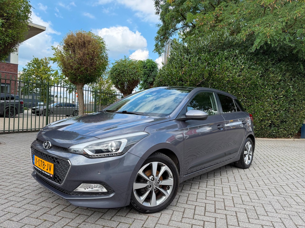 Hyundai i20 - 1.2 (4 cil.), Clima, Cruise Control, Panoramadak, Isofix, Led, LM-velgen 16", Parkeersenso - AutoWereld.nl