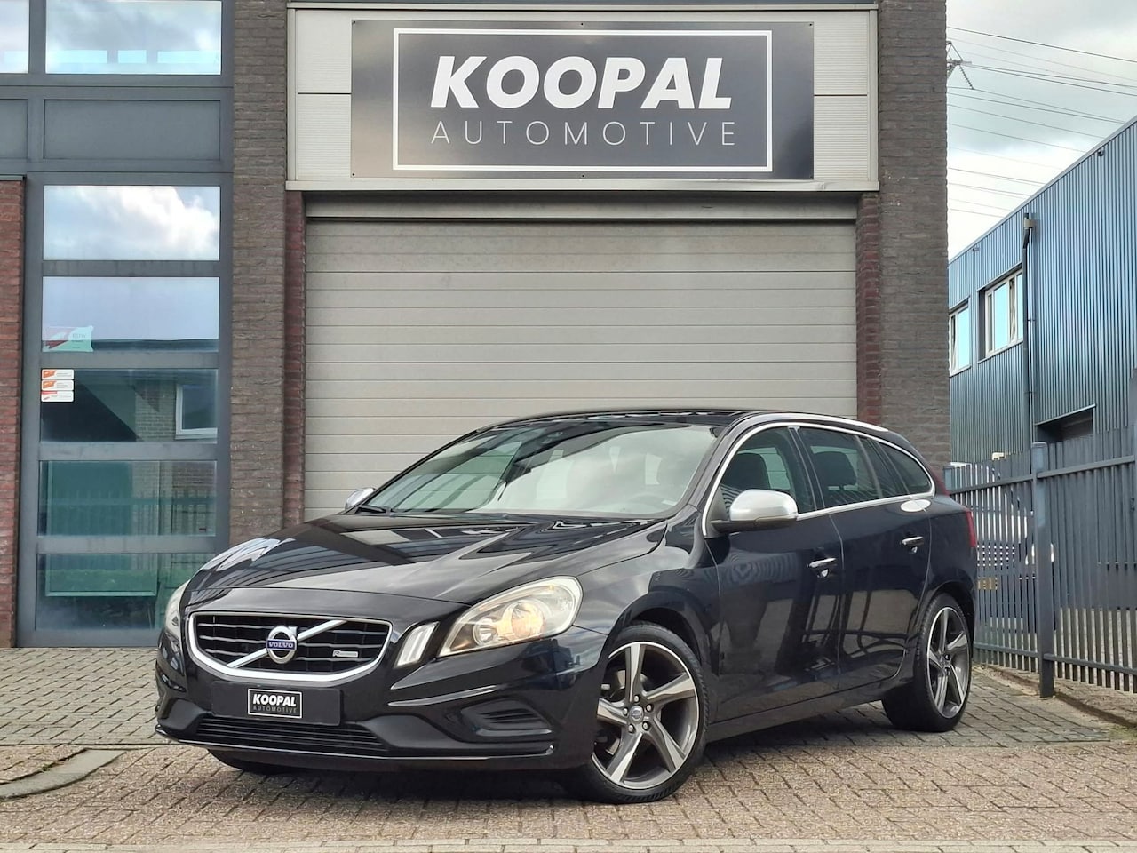 Volvo V60 - 1.6 T3 R-Design | Trekhaak | Nieuwe APK | NAP - AutoWereld.nl