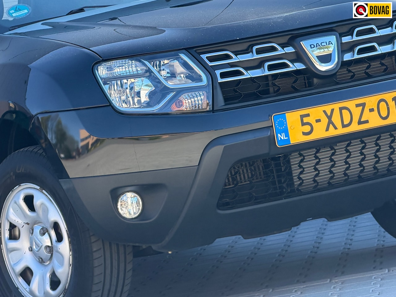 Dacia Duster - 1.2 TCe 4x2 Lauréate - Noir Nacre - Cruise/Trekhaak/Airco - AutoWereld.nl