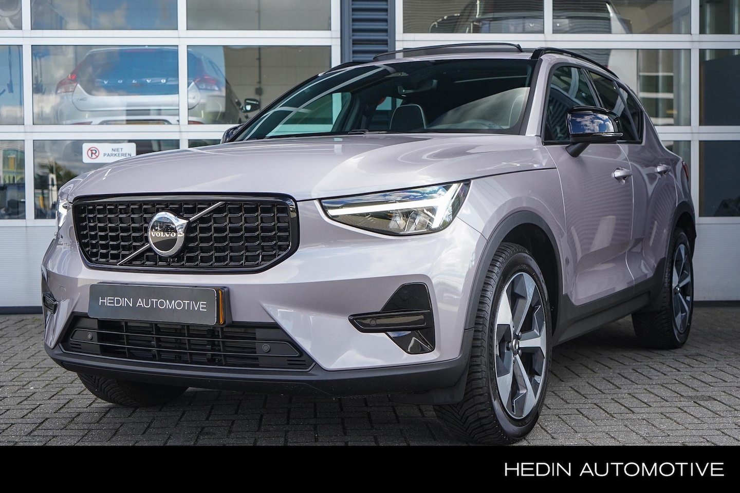 Volvo XC40 - 2.0 B4 Plus Dark | 2.000 kg trekgewicht! | All Season banden | Trekhaak | Elektrische stoe - AutoWereld.nl