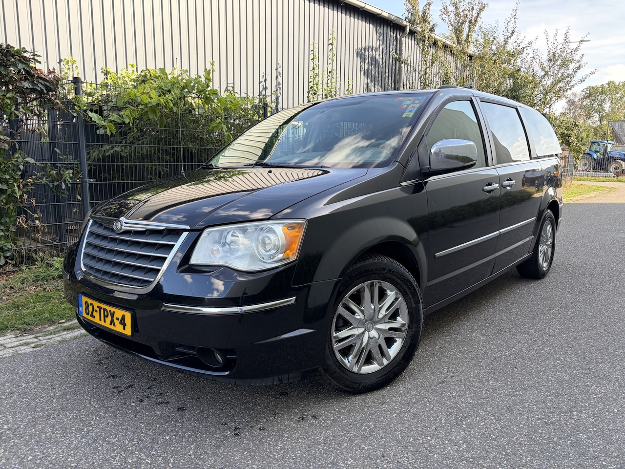 Chrysler Town & Country - 4.0 V6 / AUTOMAAT / STOW n GO / 7 PERSOONS / LEER / DVD / CRUISE - AutoWereld.nl