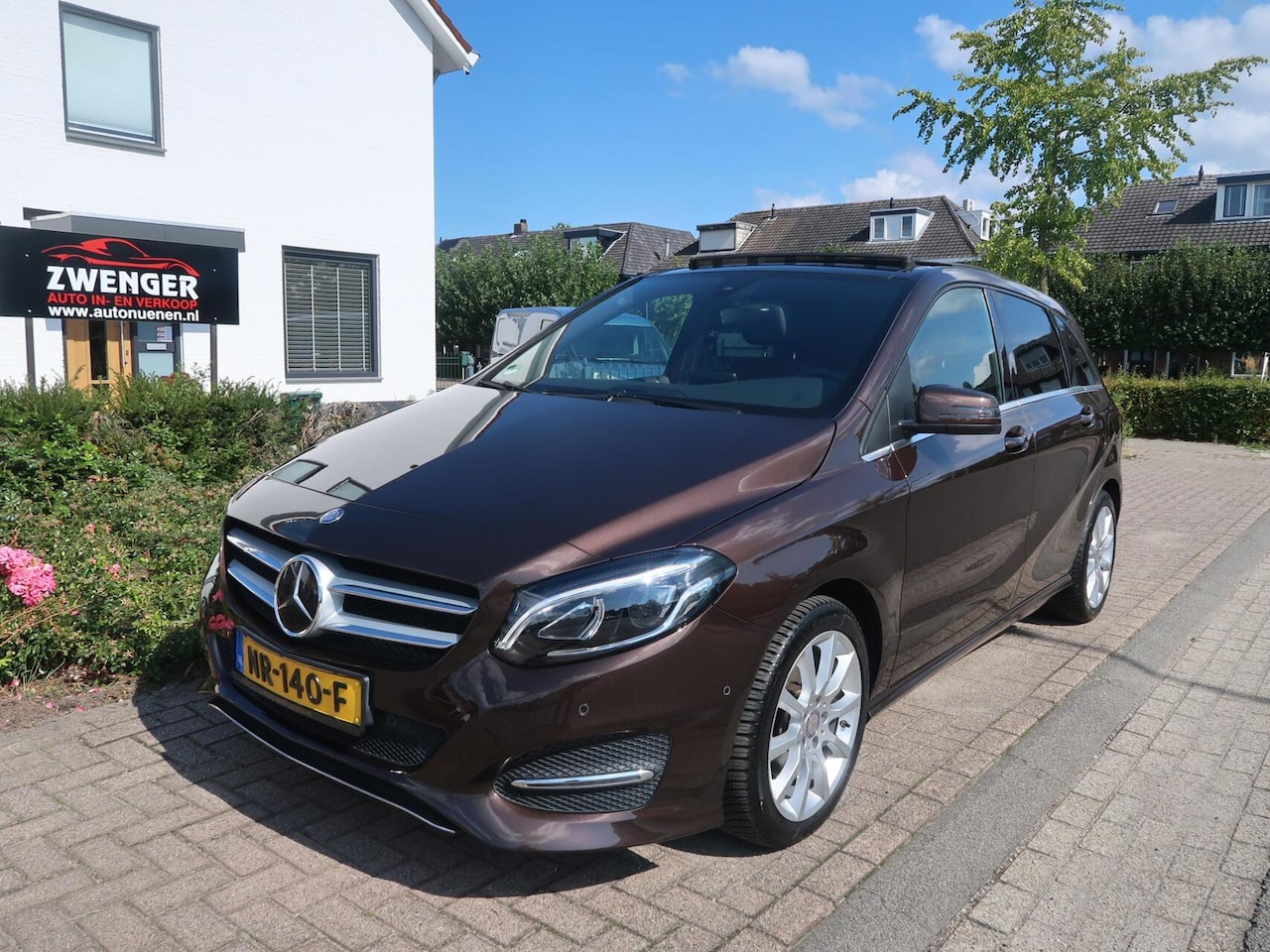 Mercedes-Benz B-klasse - 180 Sport AUT F-1 PANORAMADAK|TREKHAAK|MEMORY|CAMERA|ADAPTIVE CRUISECONTROL|LEDER|ZEER MOO - AutoWereld.nl