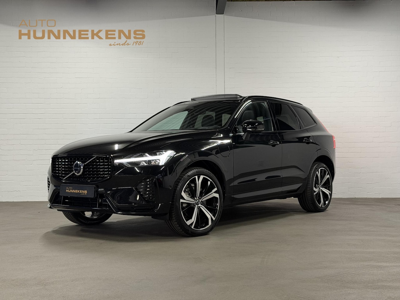 Volvo XC60 - 2.0 T8 Plug-in hybrid AWD Plus Dark Open dak | Adapt. cruise | Harman/Kardon | 360 camera - AutoWereld.nl