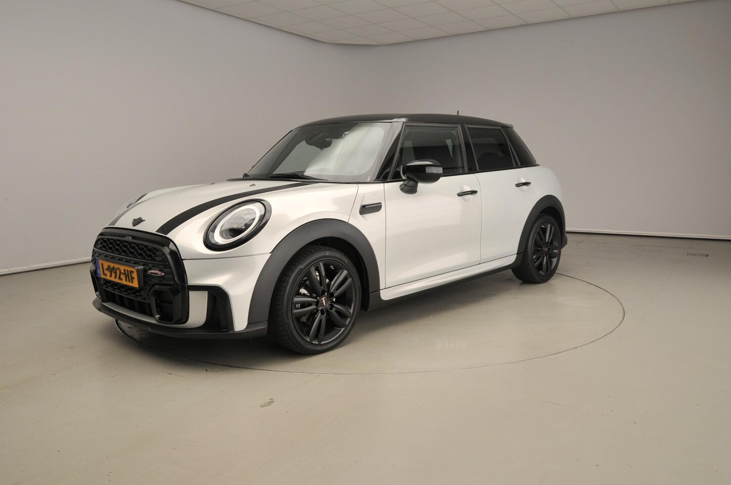 MINI 5-Deurs - Cooper | Stuurwielverwarming | Stoelverwarming | Achteruitrijcamera | Comfort Access | Cru - AutoWereld.nl