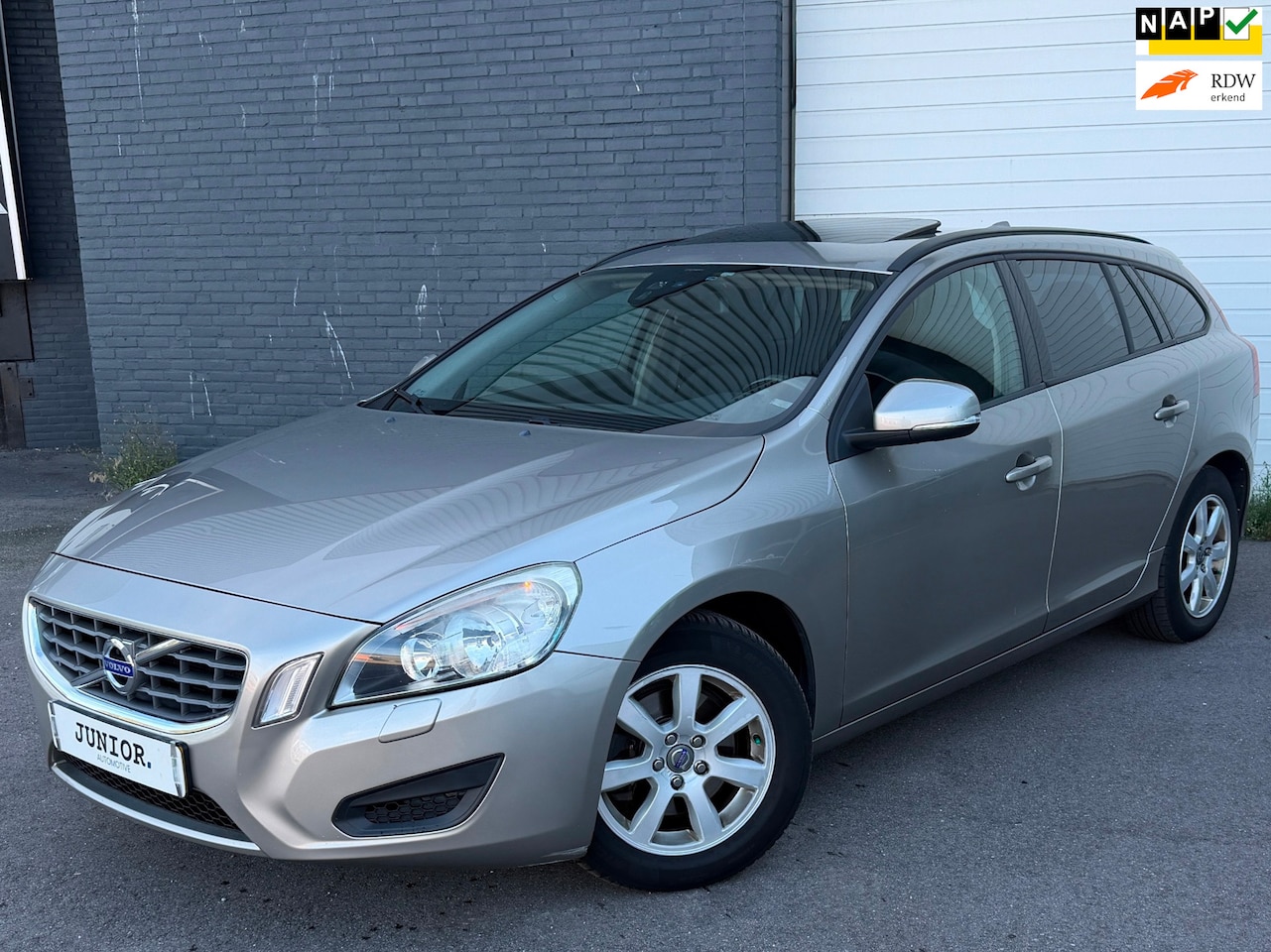 Volvo V60 - 1.6 T3 Kinetic PANORAMADAK/DEALERONDERHOUDEN/NAVI/CRUISE - AutoWereld.nl