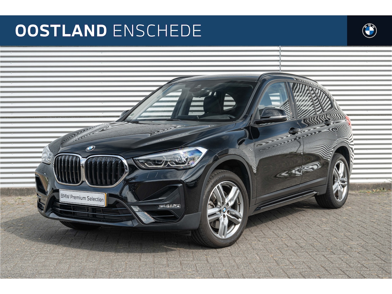 BMW X1 - sDrive20i Sport Line Automaat / Trekhaak / Sportstoelen / Head-Up / LED / Navigatie Plus / - AutoWereld.nl