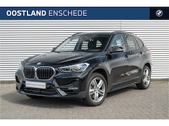 BMW X1 - sDrive20i Sport Line Automaat / Trekhaak / Sportstoelen / Head-Up / LED / Navigatie Plus /