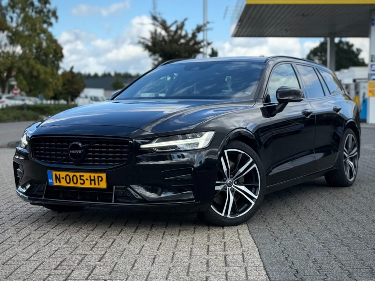 Volvo V60 - 2.0 B5 250PK R-DESIGN TREKHAAK NL-AUTO - AutoWereld.nl