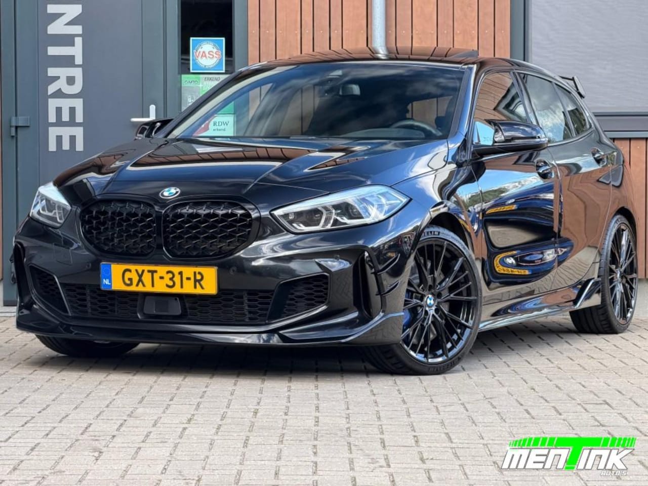 BMW 1-serie - M135I XD. HIGH EXEC Pano Schaalstoelen Memory Head-Up - AutoWereld.nl