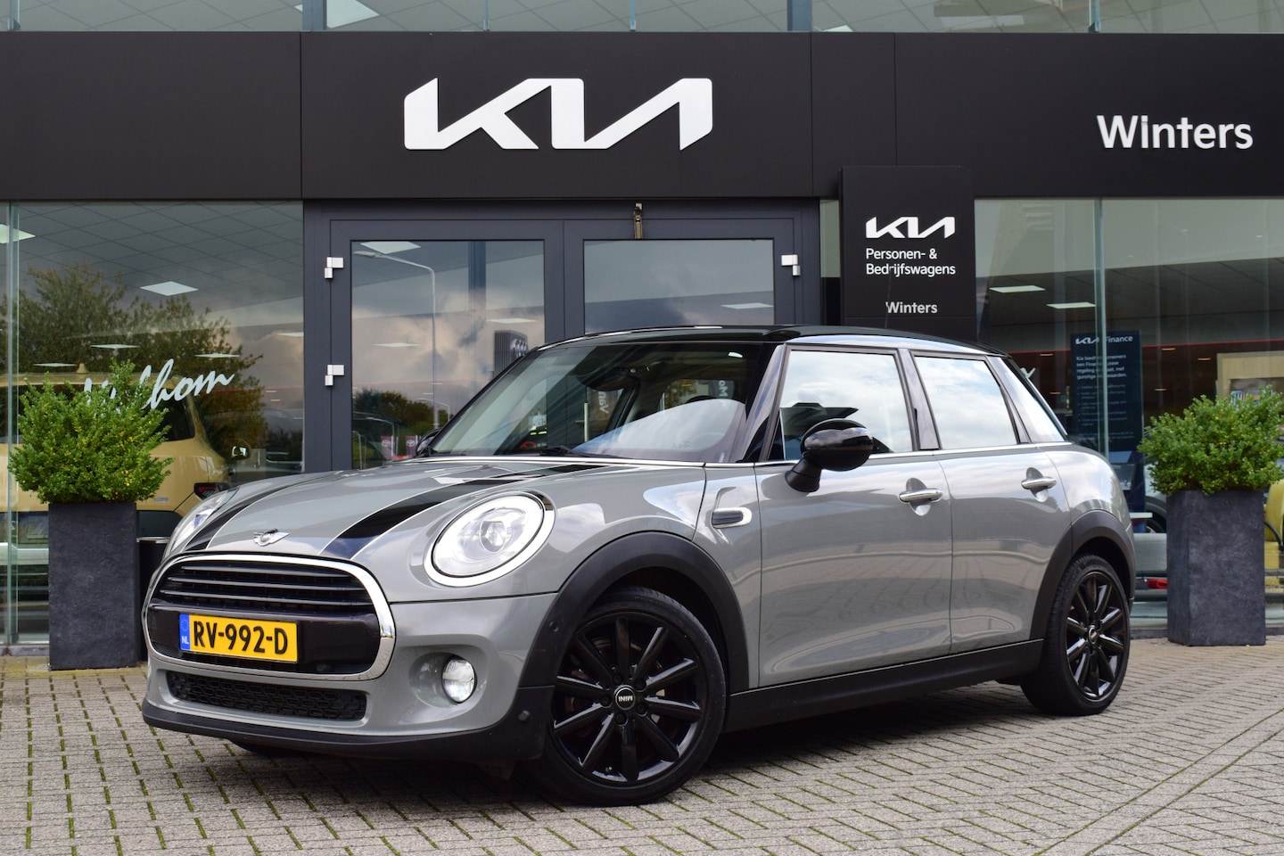 MINI 5-Deurs - 1.5 Cooper Chili Serious Business | Stoelverwarming | Schuif-/ Kanteldak | Camera | Naviga - AutoWereld.nl