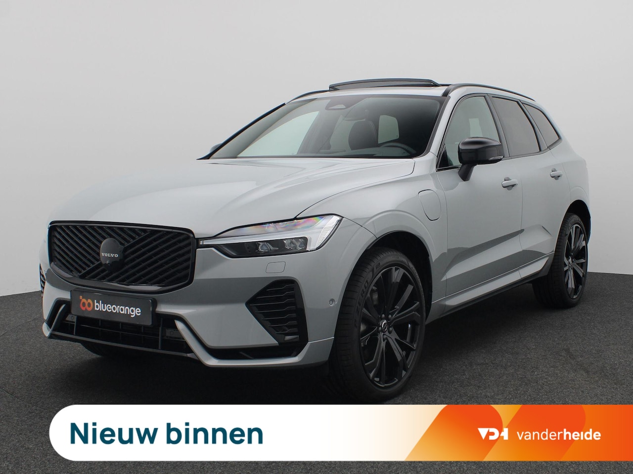 Volvo XC60 - 2.0 T6 Plug-in hybrid AWD Plus Black Edition 350PK Panoramadak, Trekhaak, Luchtvering, 21" - AutoWereld.nl