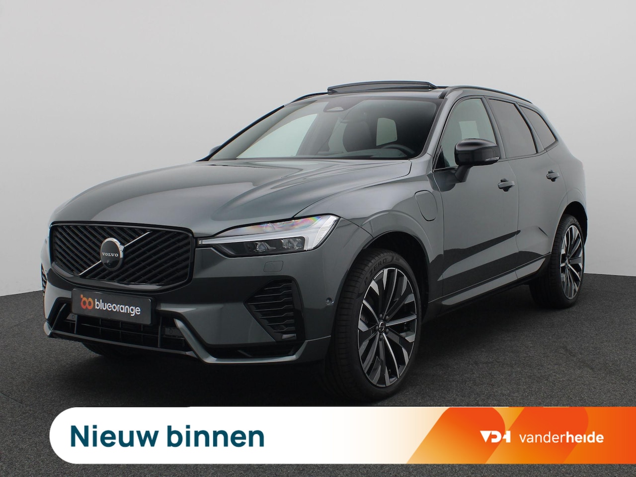 Volvo XC60 - 2.0 T6 Plug-in hybrid AWD Plus Dark 350PK Panoramadak, Trekhaak, Harman Kardon Audio, Head - AutoWereld.nl