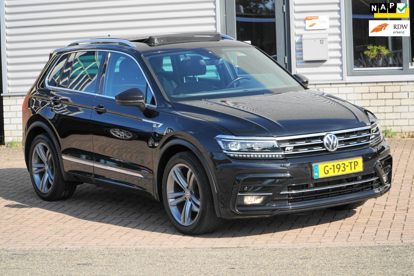 Volkswagen Tiguan - 1.5 TSI 1STE EIGENAAR R-LINE PANO - AutoWereld.nl