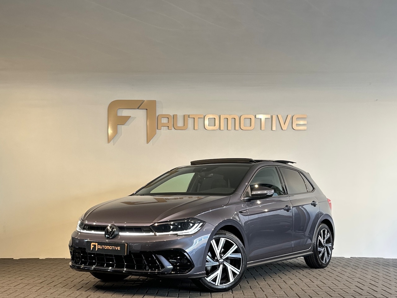Volkswagen Polo - 1.0 TSI R-Line Pano|Stoelverwarming|Lane Assist|Alcantara|IQ - AutoWereld.nl