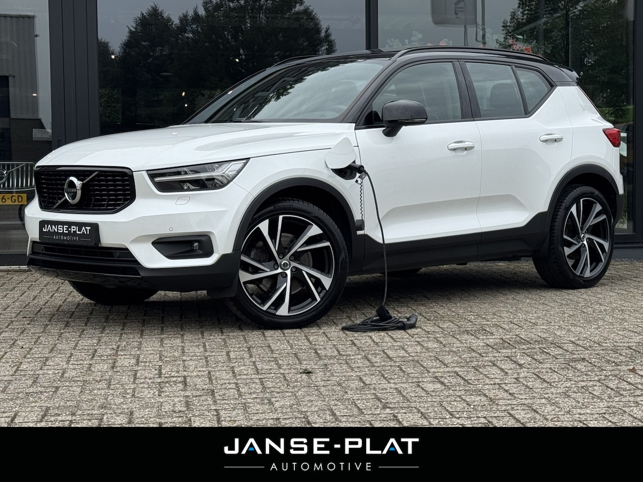 Volvo XC40 - 1.5 T5 Recharge R-Design Pano | Wegdr. Trekhaak | Adaptive Cruise | - AutoWereld.nl