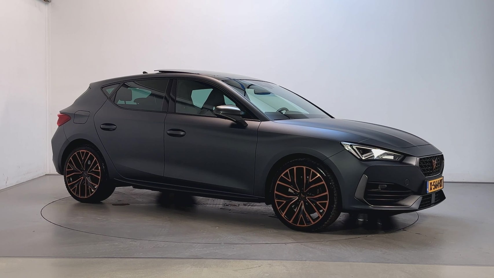 CUPRA Leon - 1.4 e-Hybrid 245pk VZ Business Sfeerverlichting Panoramadak LED Stoelverwarming - AutoWereld.nl