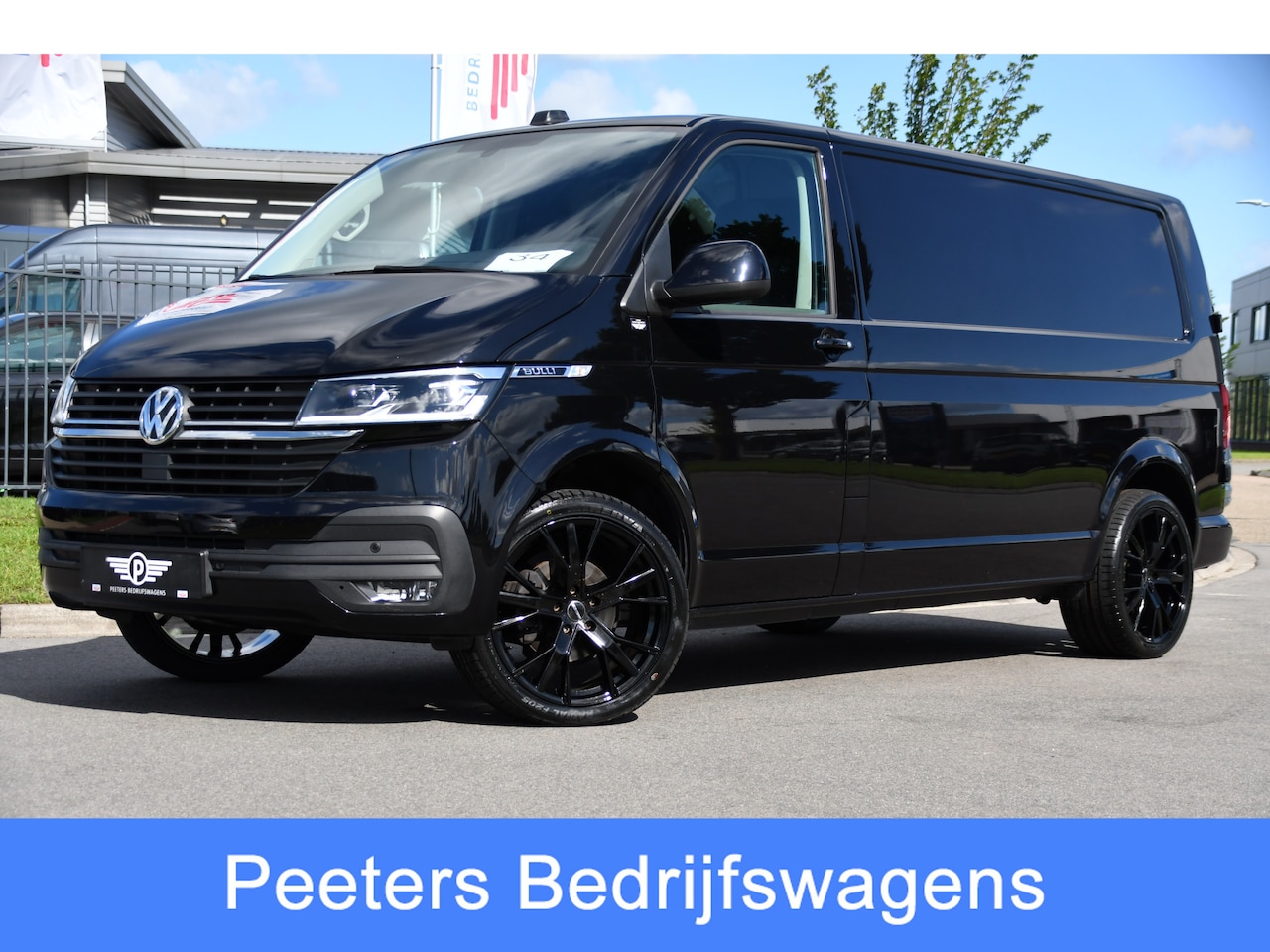 Volkswagen Transporter - 2.0 TDI L2H1 30 Bulli Black Edition Virtual, Adaptieve Cruise, Camera, LED, Stoelverwarmin - AutoWereld.nl