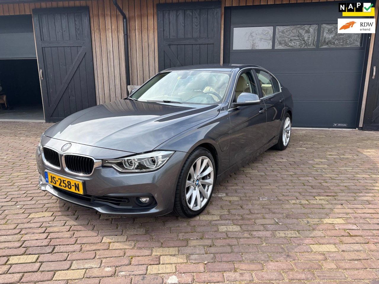 BMW 3-serie - 330e 330e,HYBRIDE, LEER ,NAVI ,TREKHAAK, DUBBELSET WIELEN MET NW WINTERBANDEN. - AutoWereld.nl