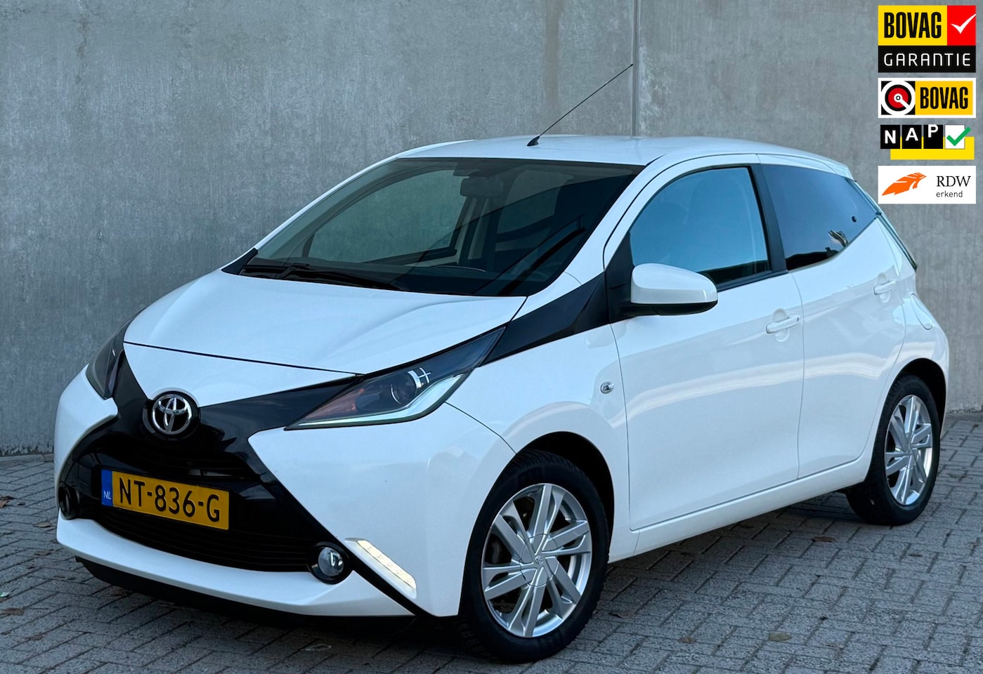 Toyota Aygo - 1.0 VVT-i x-sport Wit 2017 NWE APK|NAP|CAMERA - AutoWereld.nl