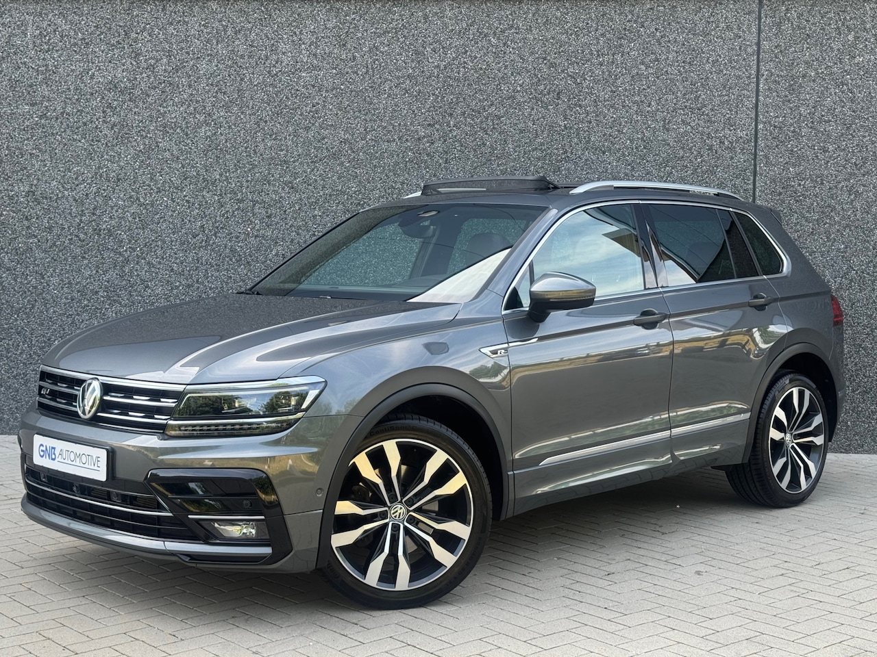 Volkswagen Tiguan - 2.0 TSI 4Motion 3X R-Line | Pano | Carplay | Head-up | Trekhaak | 230PK | Dynaudio | Rijst - AutoWereld.nl