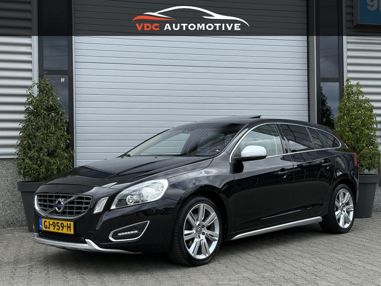 Volvo V60 - 1.6 T4 Kinetic Schuifdak | Trekhaak | Leder | Stoelverwarming | Memory | Xenon | Camera | - AutoWereld.nl