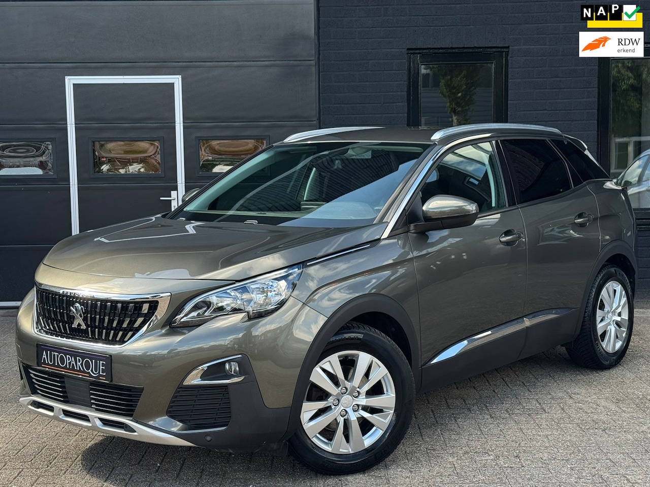 Peugeot 3008 - 1.2 PureTech Blue Lease Premium - Nieuwe distributie - Zeer nette staat - AutoWereld.nl