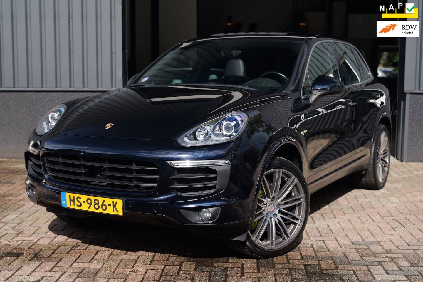 Porsche Cayenne - 3.0 S E-Hybrid Pano|21inch|Memory|Luchtvering - AutoWereld.nl
