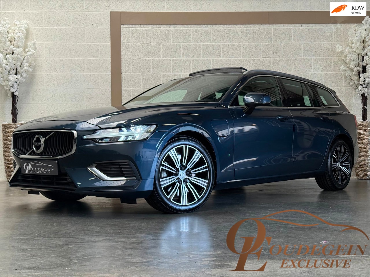 Volvo V60 - 2.0 T8 Twin Engine AWD Inscription / Pano / Memory / Dodehoek / Carplay / Leder / Adaptive - AutoWereld.nl