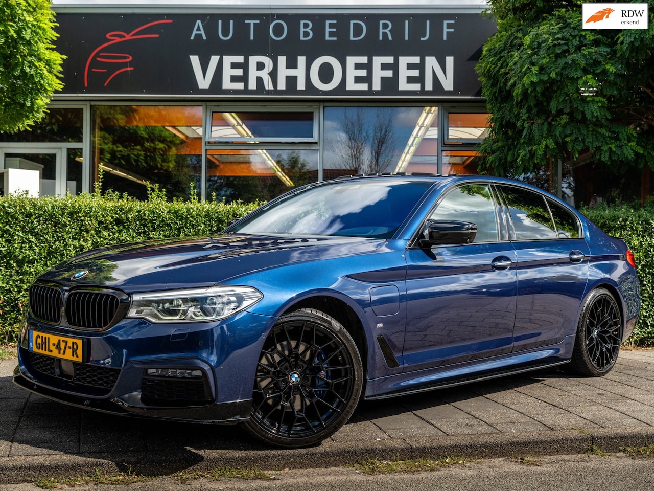 BMW 5-serie - 530e iPerformance | M-SPORT | PANORAMA | HuD | 360 CAMERA | LASER | STOEL KOELING / VERWAR - AutoWereld.nl