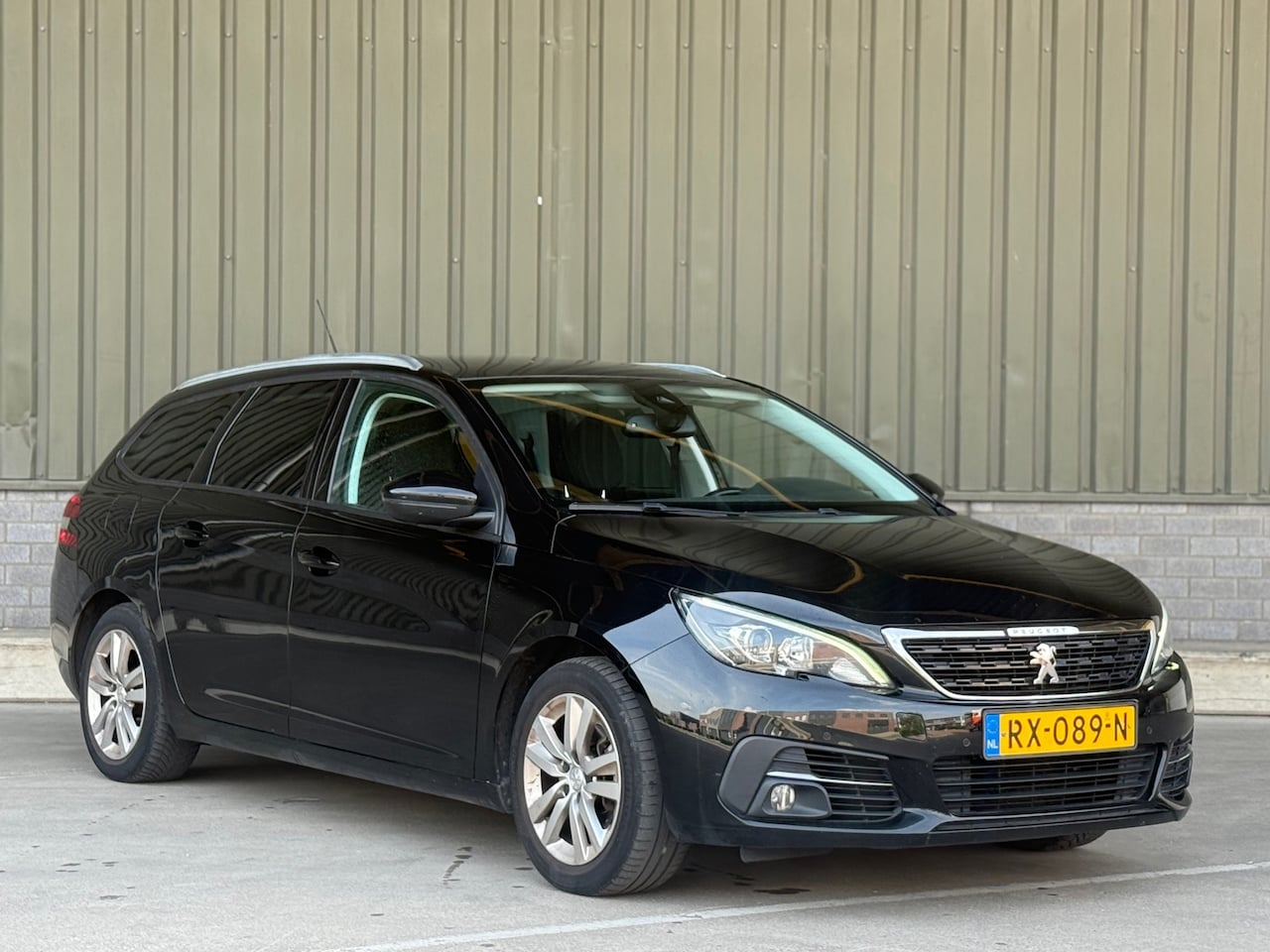 Peugeot 308 SW - 1.2 PureTech Blue Lease Executive / Pano / line assist / NAP - AutoWereld.nl