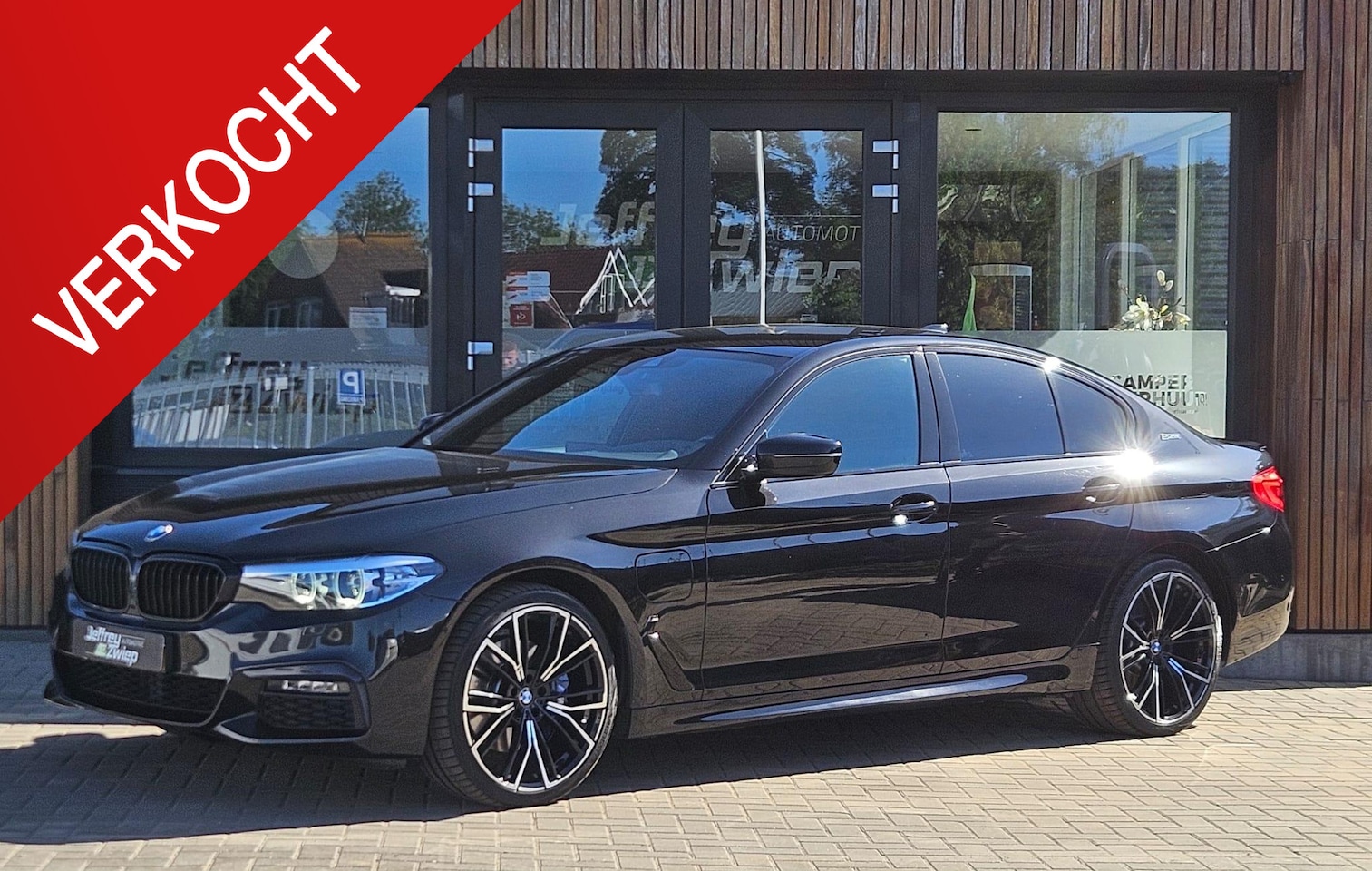 BMW 5-serie - 530e iPerformance High Executive stoel/stuurverwarming. alcantara. m sport velgen. camera. - AutoWereld.nl