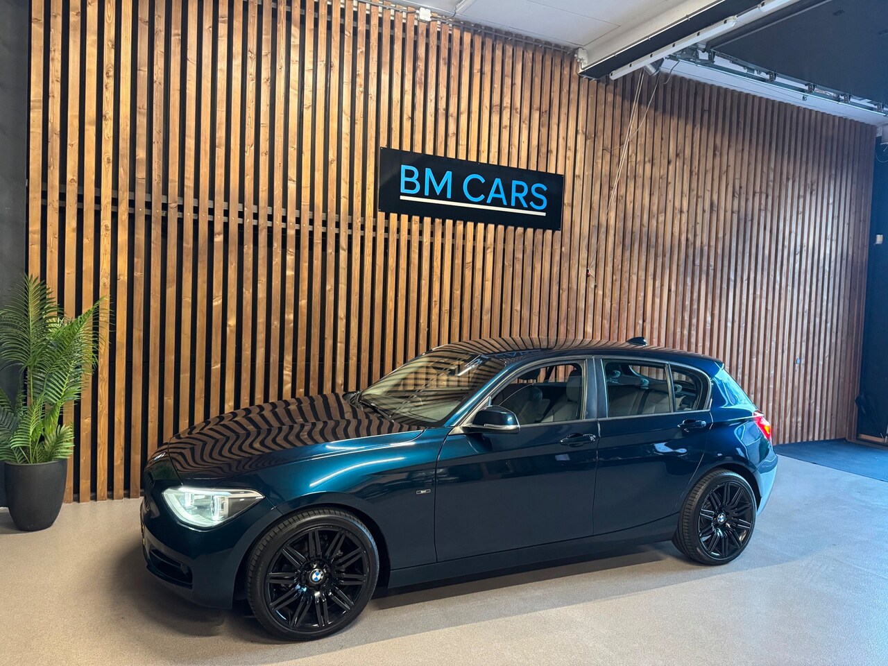 BMW 1-serie - 116i Business+ AUTOMAAT , XENON, Navi - AutoWereld.nl