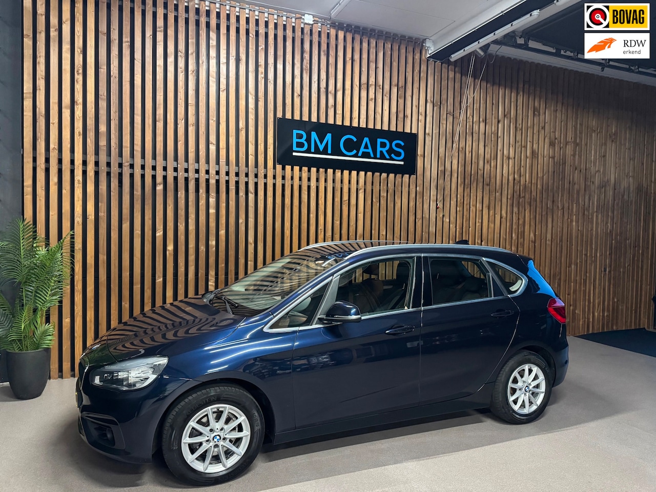BMW 2-serie Active Tourer - 216i Centennial Executive Airco,trekhaak,Navigatie - AutoWereld.nl
