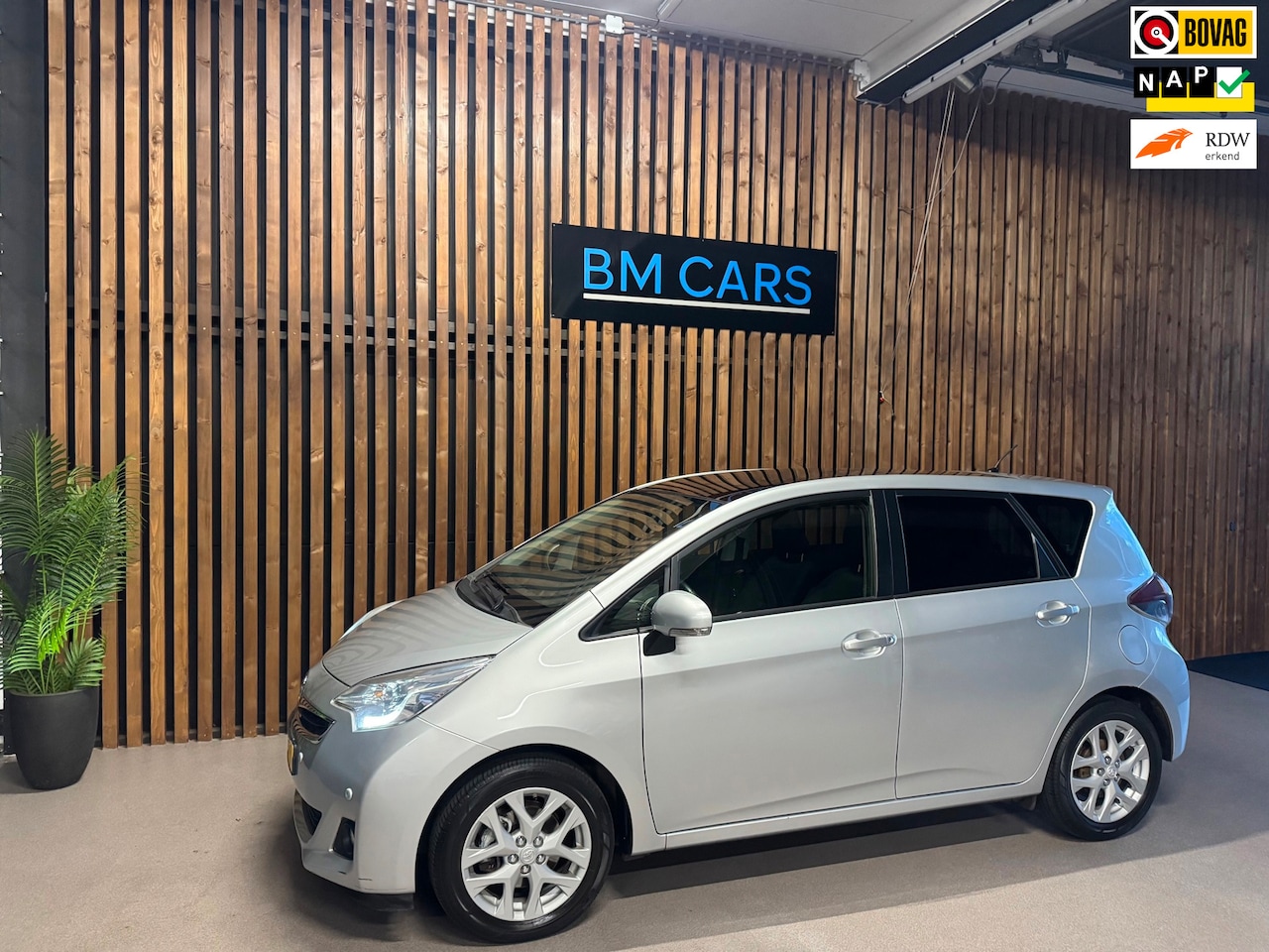 Toyota Verso S - 1.3 VVT-i Trend AUTOMAAT,Panodak,Camera - AutoWereld.nl