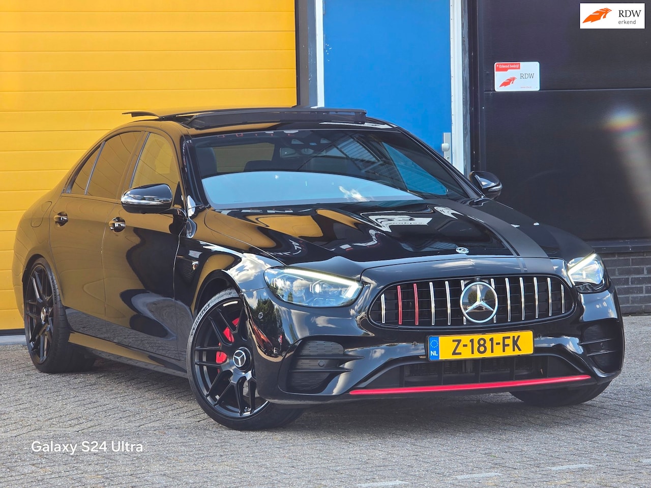 Mercedes-Benz E-klasse - 300 e 4MATIC AMG 63 Look / Acc / Lane Assist / Open Panoramadak / 360 Camera / Navi / Led - AutoWereld.nl