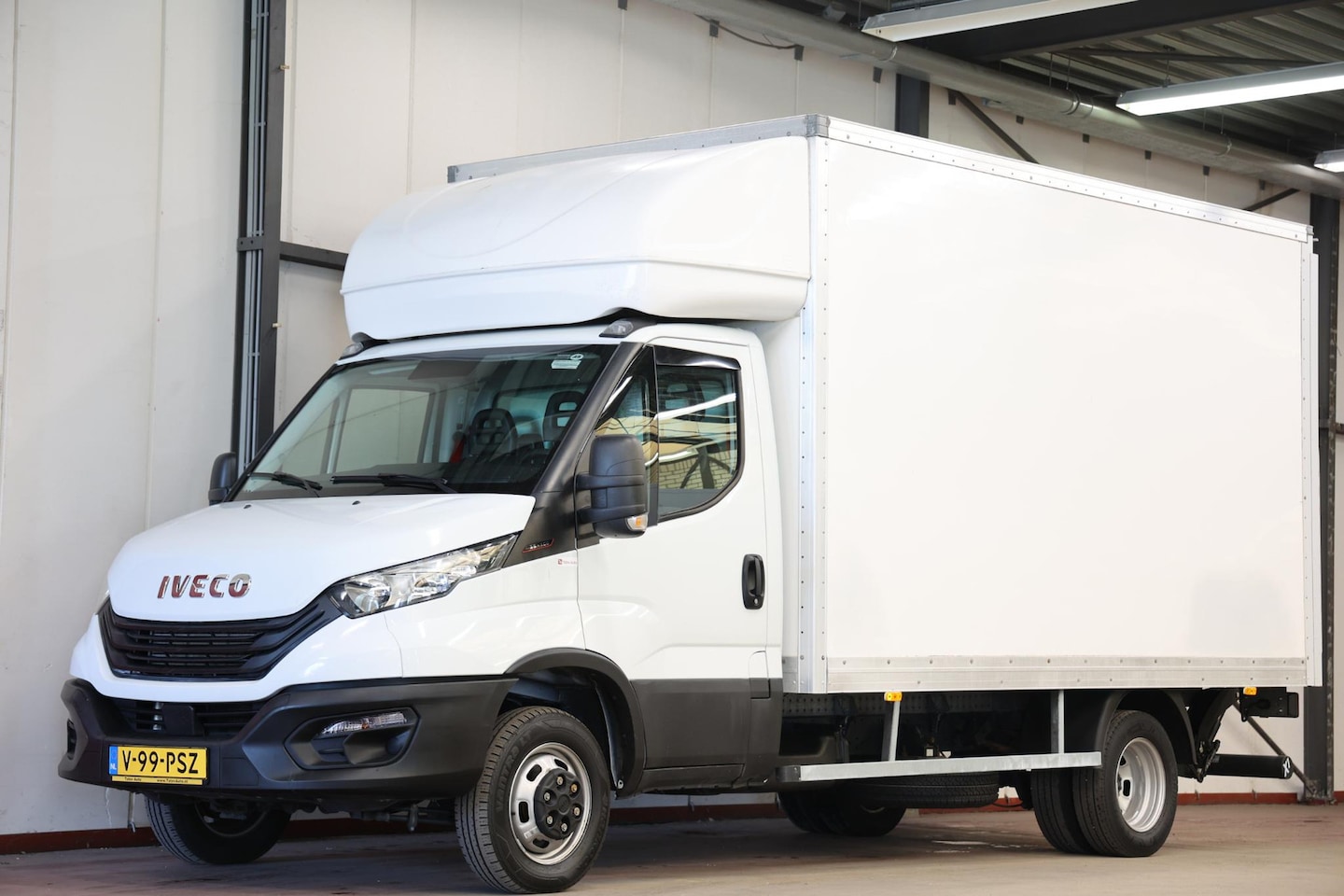 Iveco Daily - 35C16 3.0 BAKWAGEN MEUBELBAK MET LAADKLEP ZIJDEUR - AutoWereld.nl