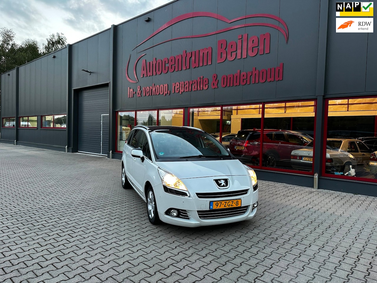 Peugeot 5008 - 1.6 e-HDi Style 5p. / Automaat / Navi / Trekhaak / Leder / Stoelverw./ 5P / Pano / Cruise - AutoWereld.nl