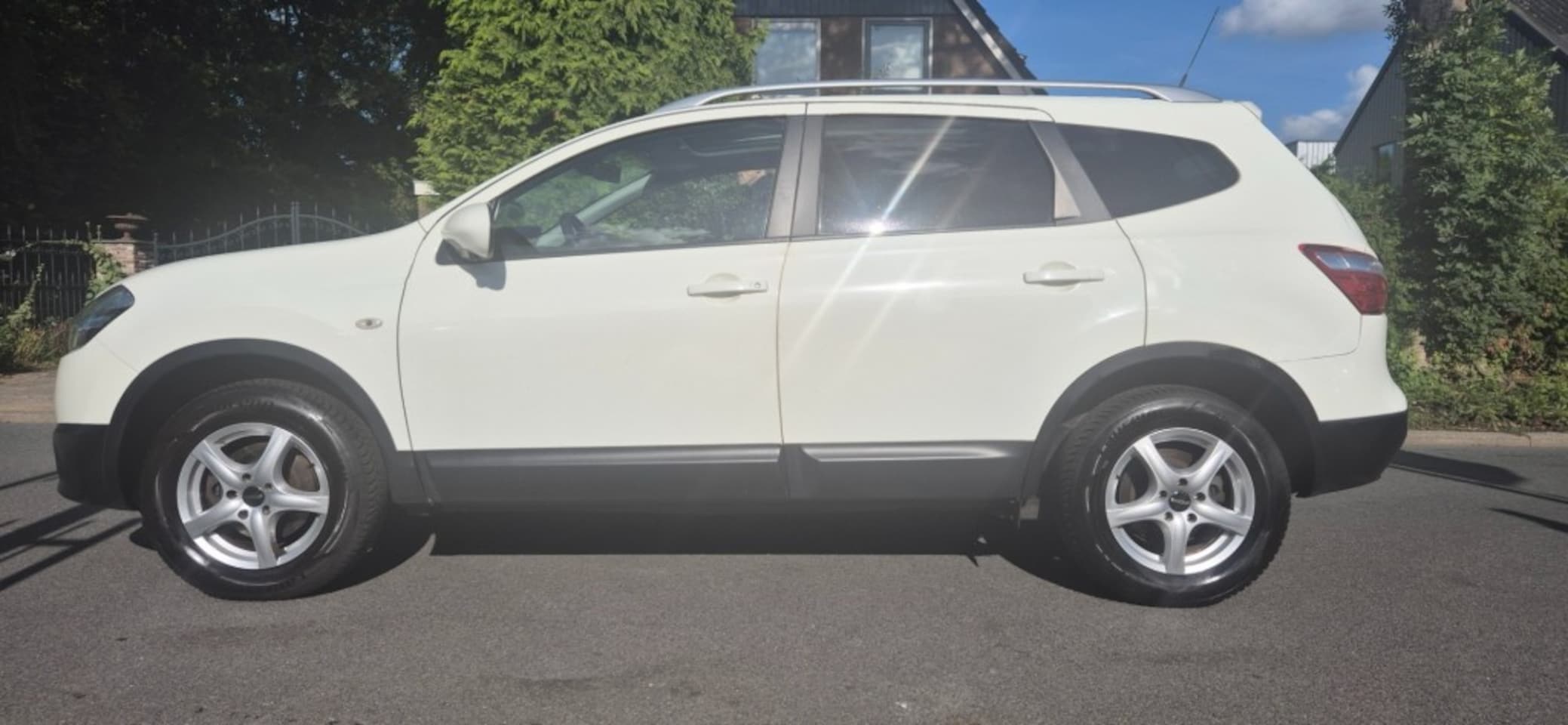 Nissan Qashqai - 2.0 Optima/panorama/cruise/7 persoons/camera/navigatie - AutoWereld.nl