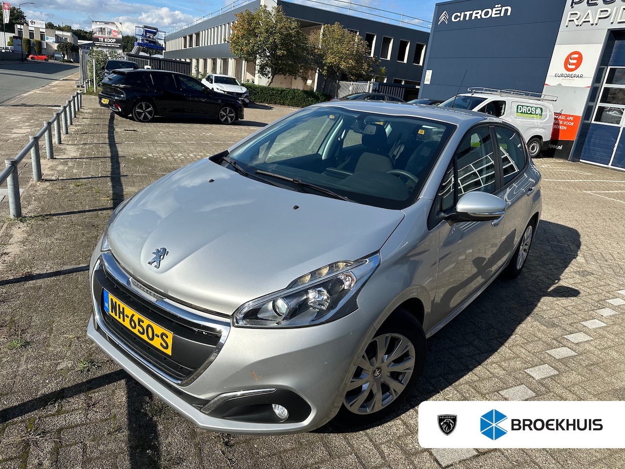 Peugeot 208 - 1.2 PureTech Blue Lion | Navigatie | Trekhaak | 1e eigenaar | Dealer Onderhouden | | Achte - AutoWereld.nl