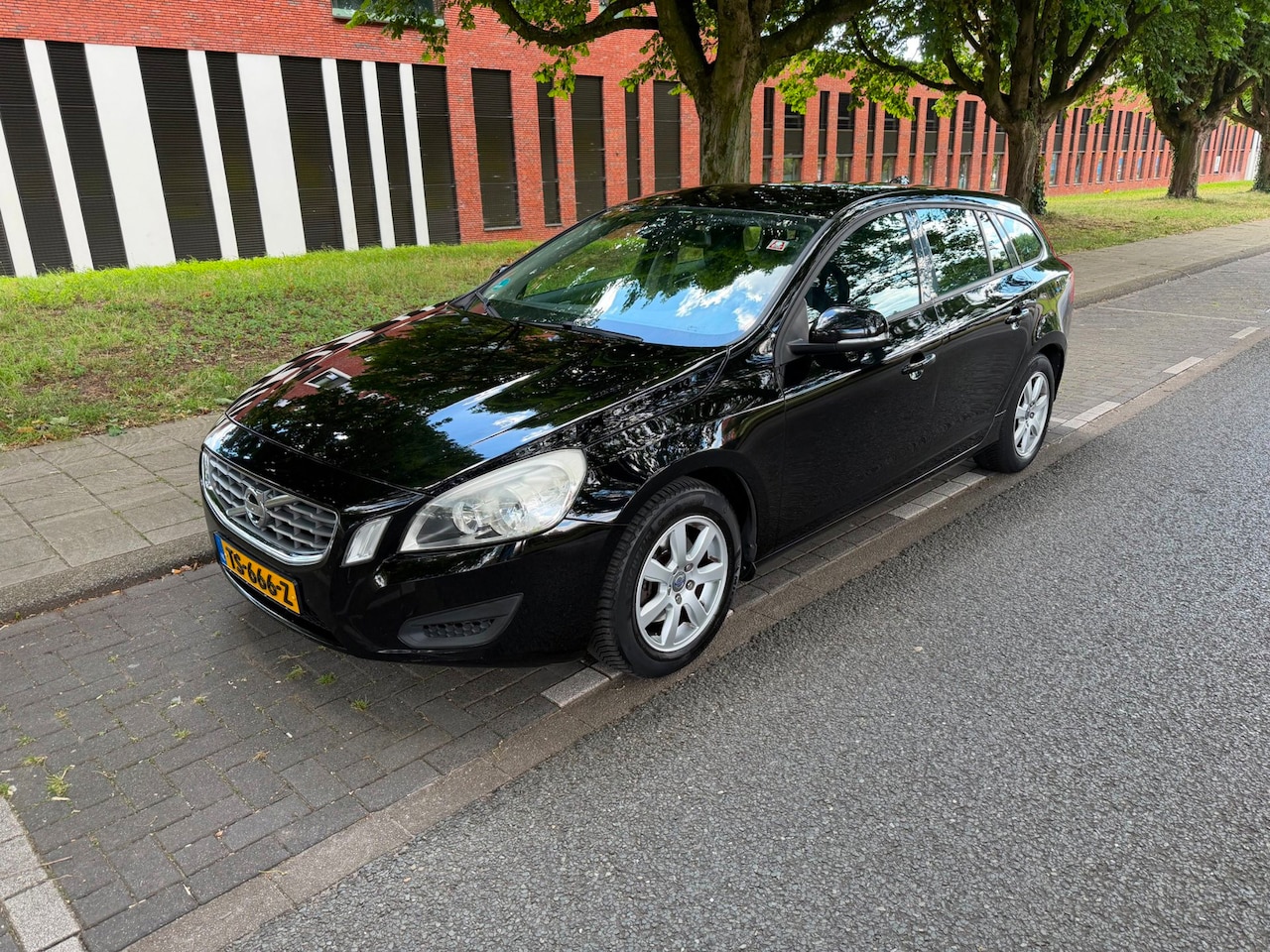 Volvo V60 - 1.6 D2 Kinetic automaat export prijs - AutoWereld.nl