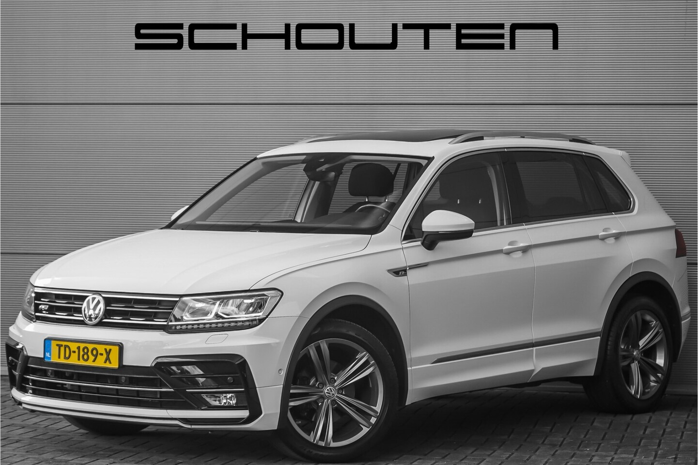 Volkswagen Tiguan - 1.4 TSI ACT R-Line Pano ACC Camera Trekhaak - AutoWereld.nl