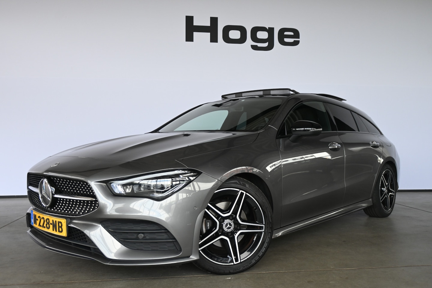 Mercedes-Benz CLA-klasse Shooting Brake - 180 Automaat Business Solution AMG Clima Panoramadak Widescreen Sfeer LED Rijklaarprijs! I - AutoWereld.nl