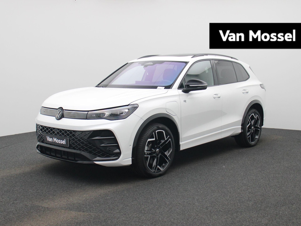 Volkswagen Tiguan - 1.5 eHybrid R-Line Edition 272 PK | SoH 100% | Automaat | Navigatie | Panoramadak | Harman - AutoWereld.nl